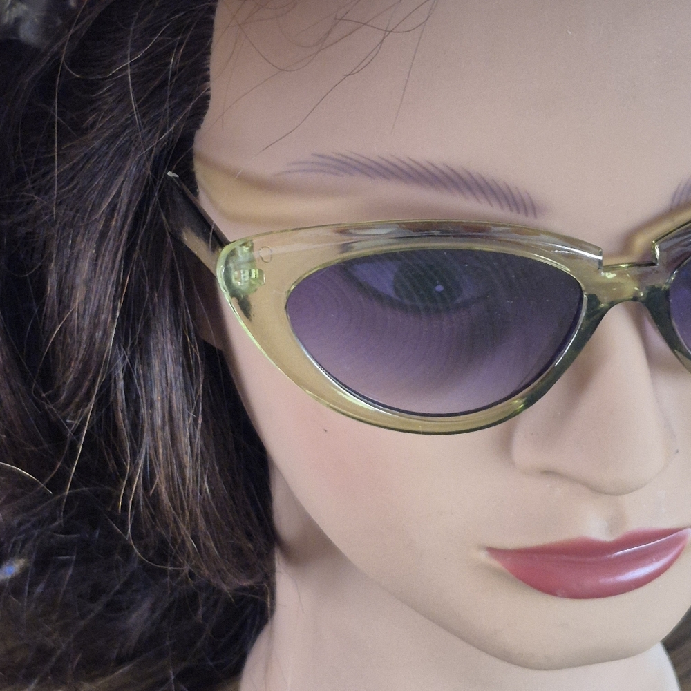 Translucent green retro cat eye sunglasses - Picture 4 of 5